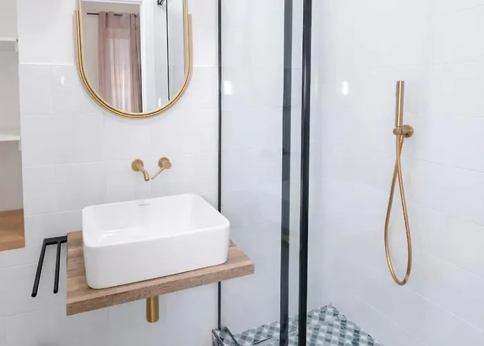 Apartment A Short Walk From The Center, 150m From Metro A